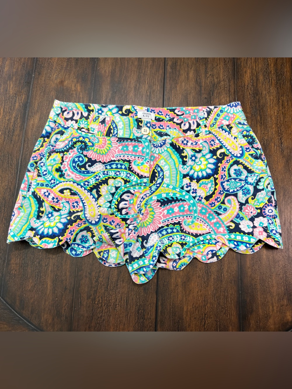 Crown & Ivy Shelby Women’s Size 12 Scalloped Hem Vibrant Paisley Shorts Pockets - Picture 2 of 8